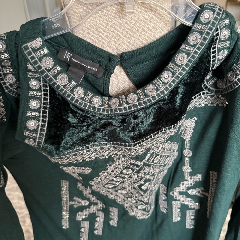 EUC International Concepts Embroidered Velvet Green Top, M - Picture 2 of 5
